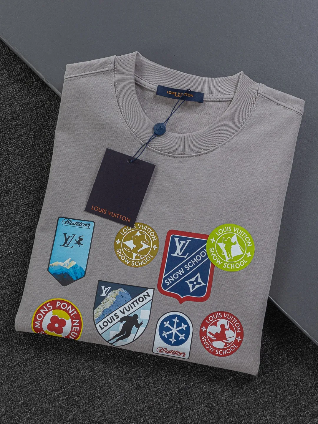 🅿️190 Louis Vuitton 1V LV micro-wide version S-XL LV 26ss New product counters are on the shelves at the same time Multi-process digital direct printing Various travel patches on the chest Micro-stamp printing Round-neck short-sleeved T-shirts, the same style for men and women! Consigned to one-to-one creation. Synchronized with the official website, pure cotton fabrics at the counter! It is close to the skin and comfortable, durable and easy to wear. It has a classic and simple logo design and meticulous original craftsmanship. Short-sleeves, a must-have item for men, do not appear to be the same for the general public, but must be unique and eye-catching. This LV short-sleeve is all about quality, comfort, the same shape and fashion as always, including fabrics and cutting techniques. All of them have been made with great effort! 320 grams of washed pure cotton fabric, pure cotton is breathable, very refreshing and comfortable for daily wear. The rib knitting on the neckline is smooth and tight, and the neckline will not be skewed if you toss it at will. The loose version, you will find that it looks really good on the upper body. The overall is minimalist and neat, super versatile for daily use! Pair it casually with a pair of pants for a youthful look. A T-shirt will make your outfit crazy. It is a fashionable item that can never go wrong! Color: Black White Gray Size: S-XL Size chart: S: Shoulder width 50-Bust 56-Length 70 M: Shoulder width 52-Bust 57-Length 72 L: Shoulder width 54-Bust 59-Length 74 XL: Shoulder width 56-Bust 62-Length 76